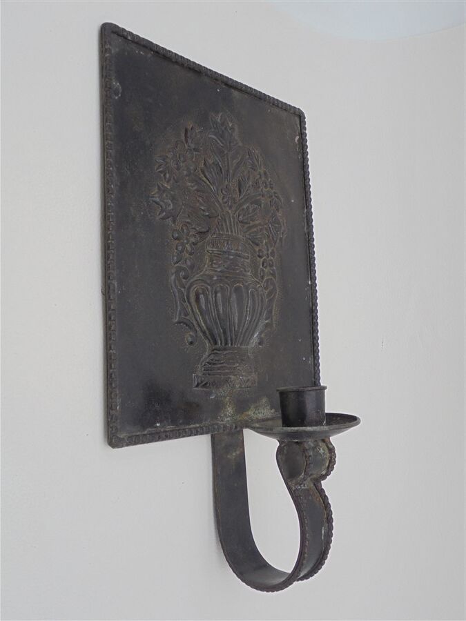 Wall-moving candlestick