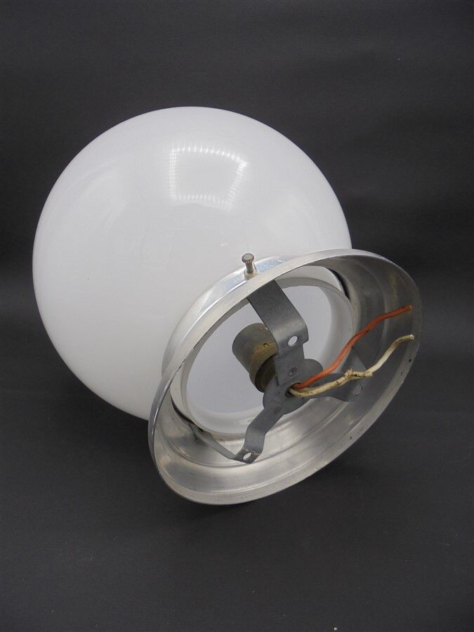 Globe ceiling in opaline