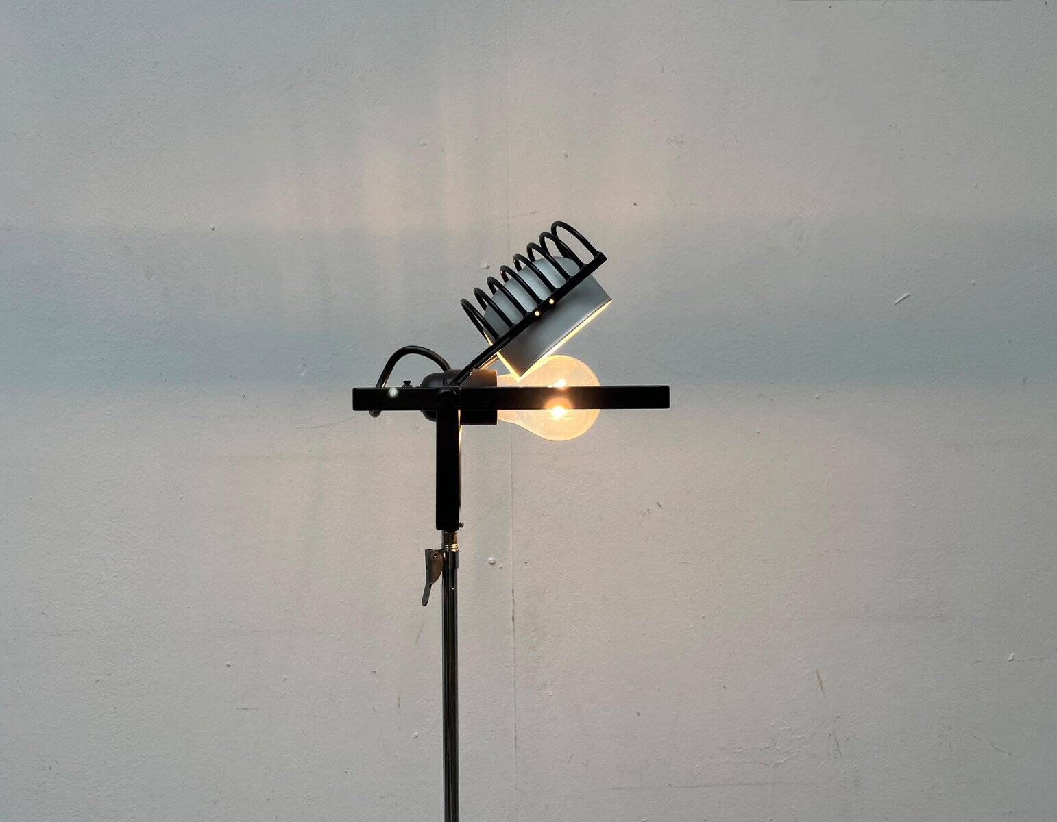 Vintage Italian Sintesi Terra folding floor lamp with tripod by Ernesto Gismondi for Artemide, 1970s.