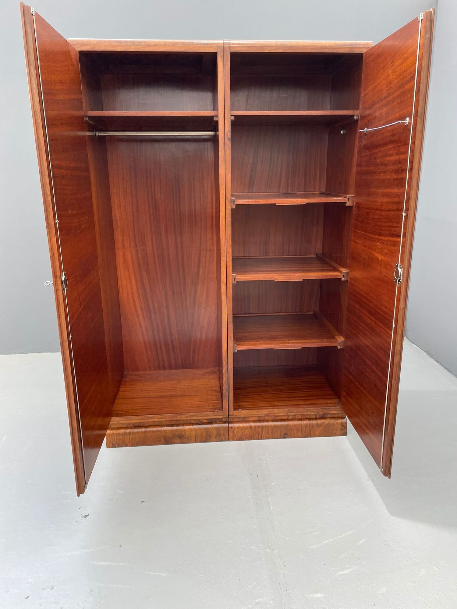 Armoire en placage de noyer restaurée d'influence Art Déco, années 1930