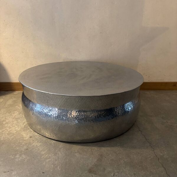 Table basse en métal martelé