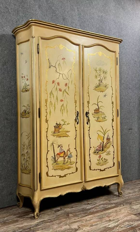 Armoire Vénitienne galbée a décors Chinois vers 1900