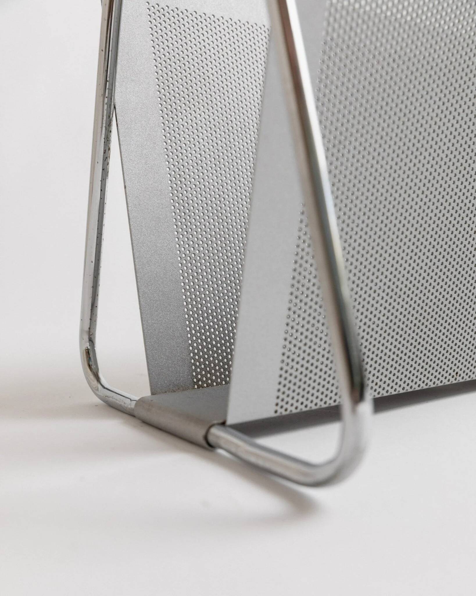 Porte-revues en métal chromé argenté vintage par Mascagni – design perforé, style futuriste, Italie années 1970