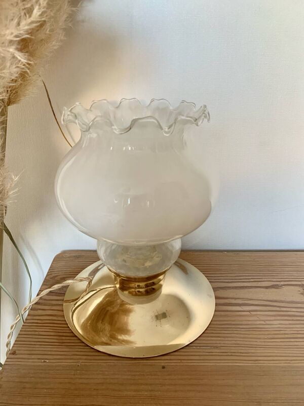Lampe à poser vintage avec globe blanc et base en laiton ancien - Éclairage élégant avec fil doré tressé
