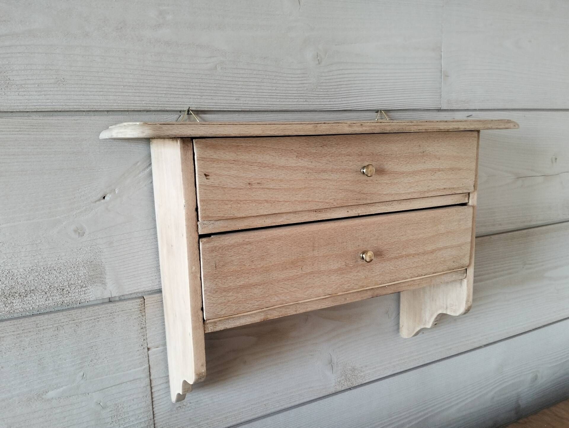 Wall shelf