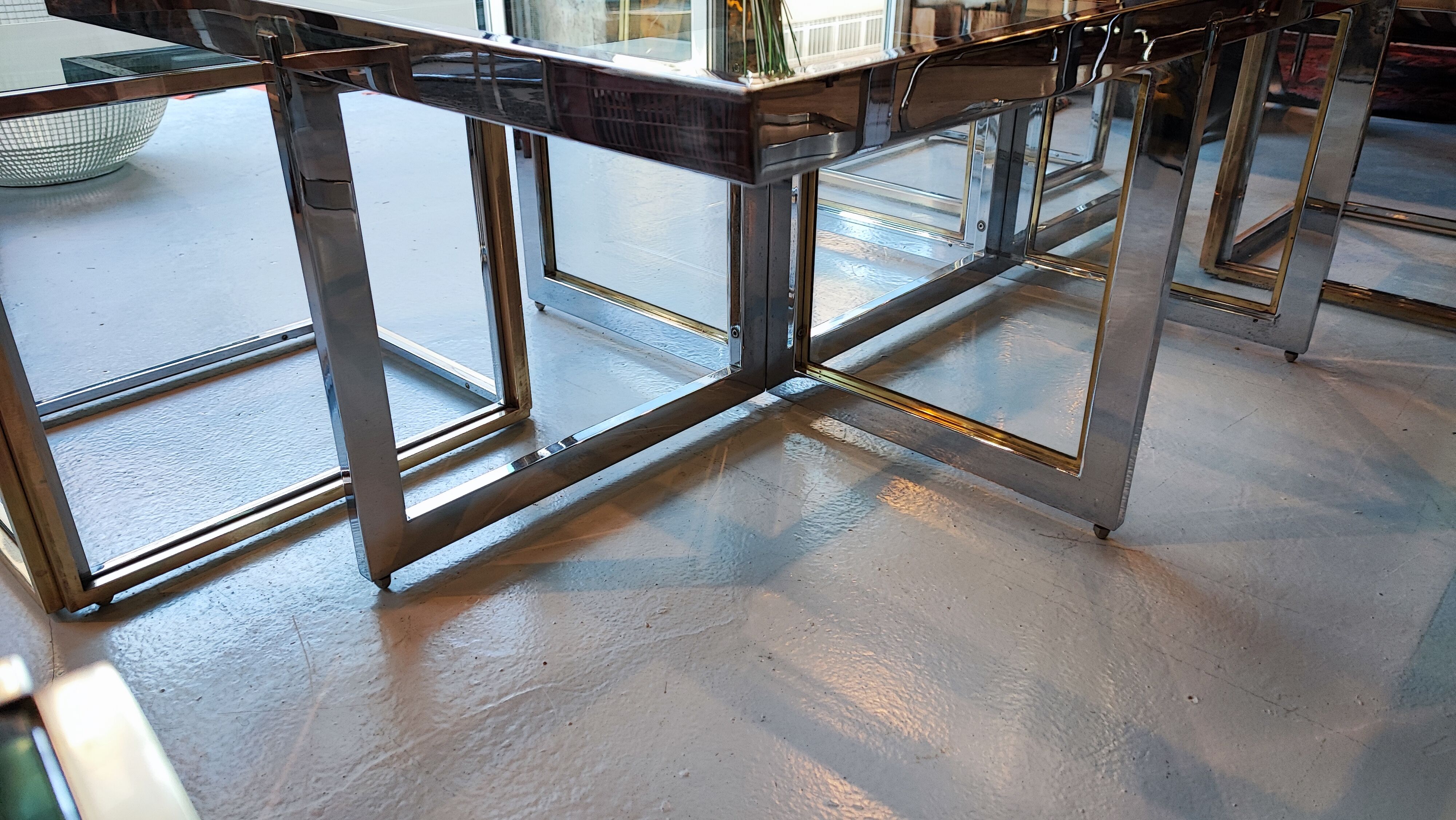 Vintage coffee table with 4 nesting tables