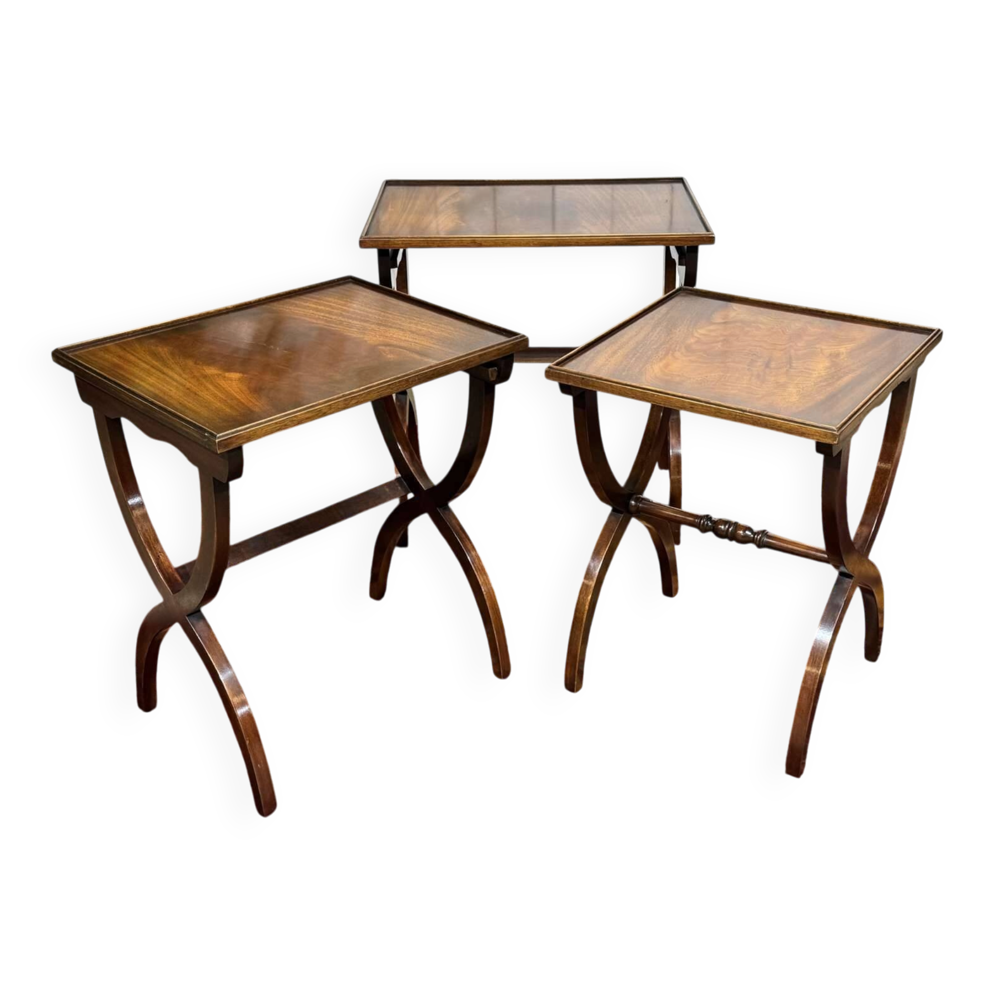 Suite de tables gigognes anglaises en acajou des années 1950