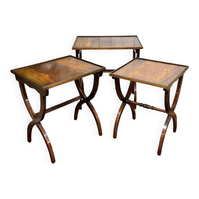 Suite de tables gigognes anglaises en acajou des années 1950