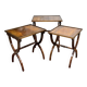 Suite de tables gigognes anglaises en acajou des années 1950