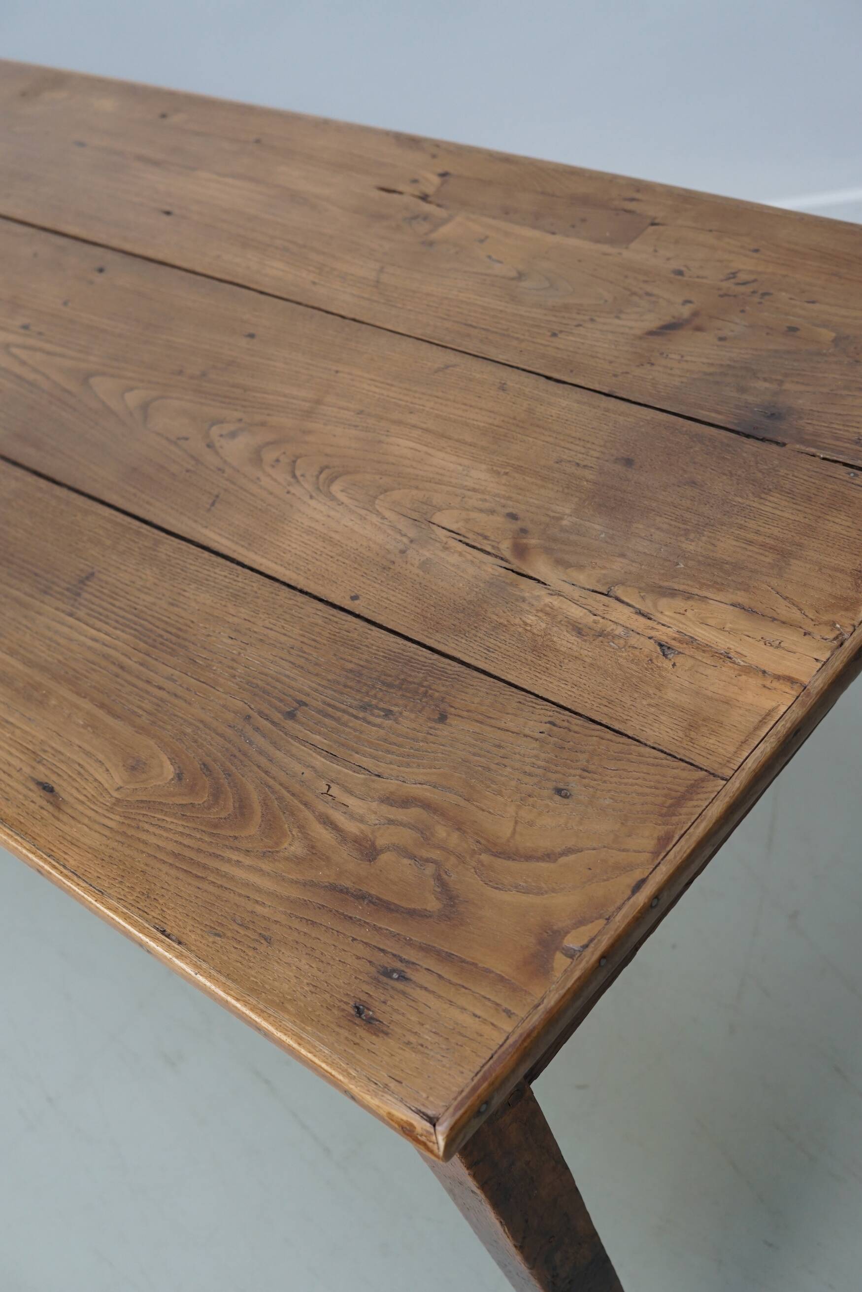 Large rustic farmhouse dining table from the French 19th century, in old elm