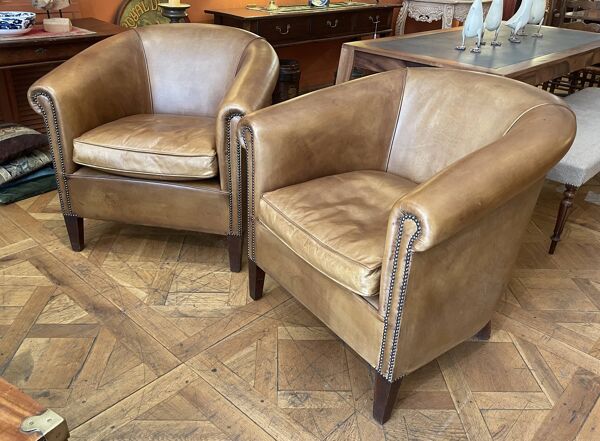 Paire de fauteuils club en cuir couleur camel