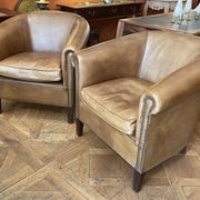 Paire de fauteuils club en cuir couleur camel