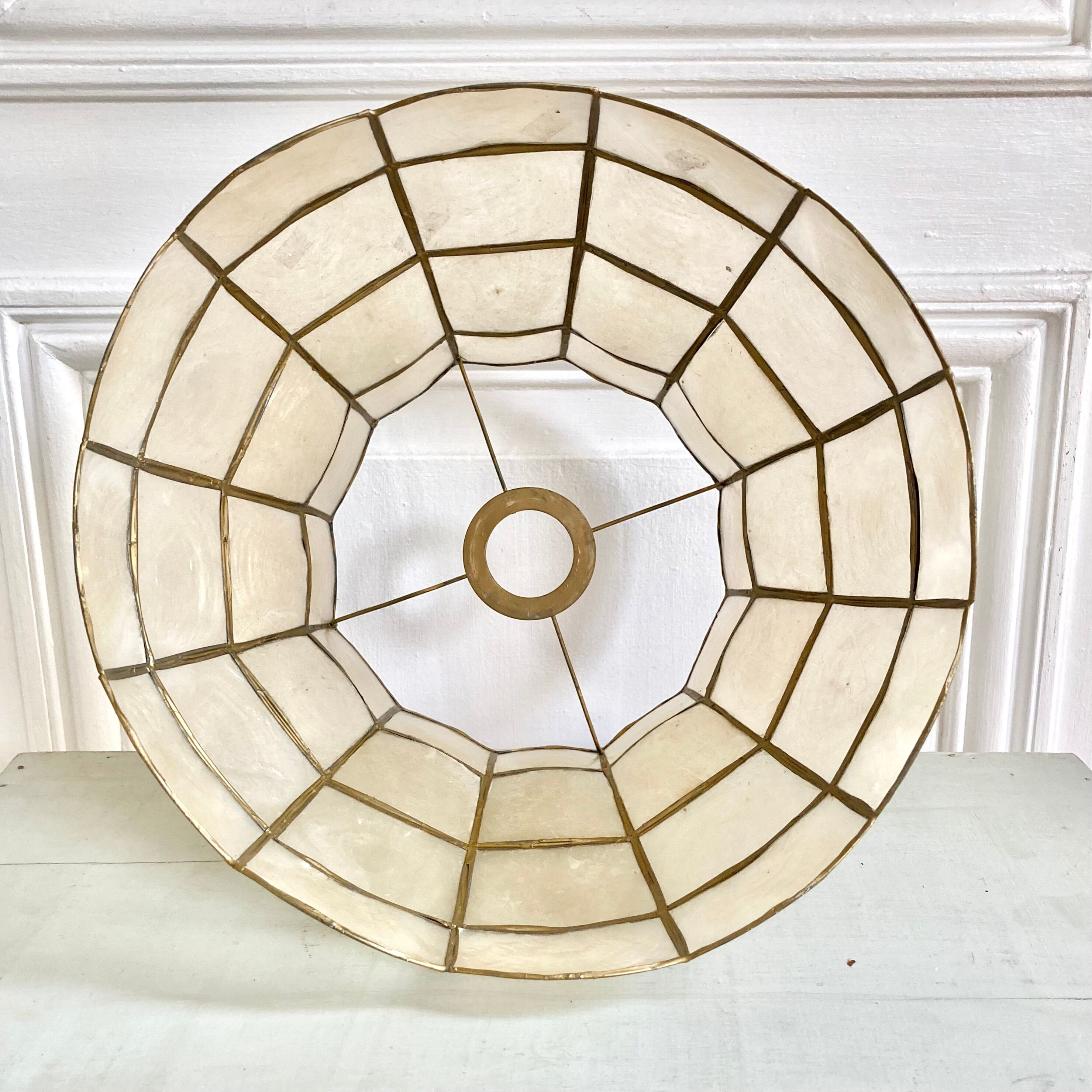 Mother-of-pearl and brass suspension