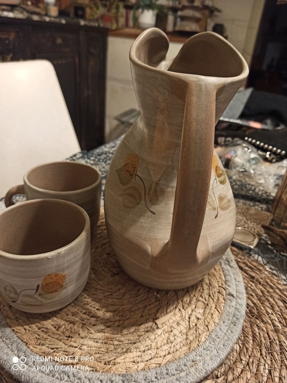 Cafetière et ses deux tasses