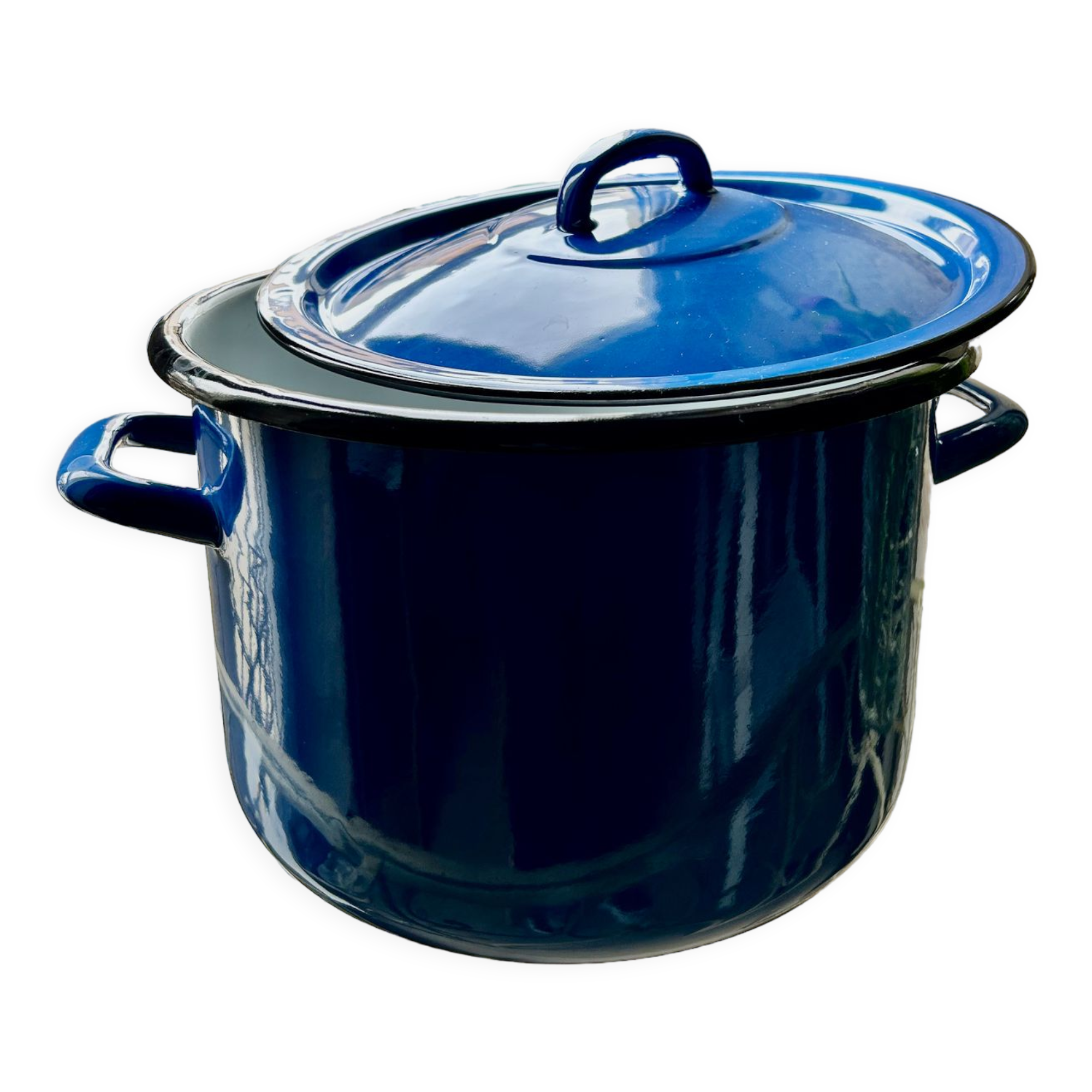 Vintage pot in enamelled sheet metal