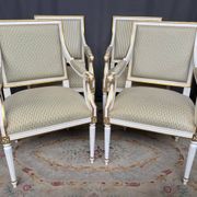 Fauteuils classiques Louis XVI. Bois massif.