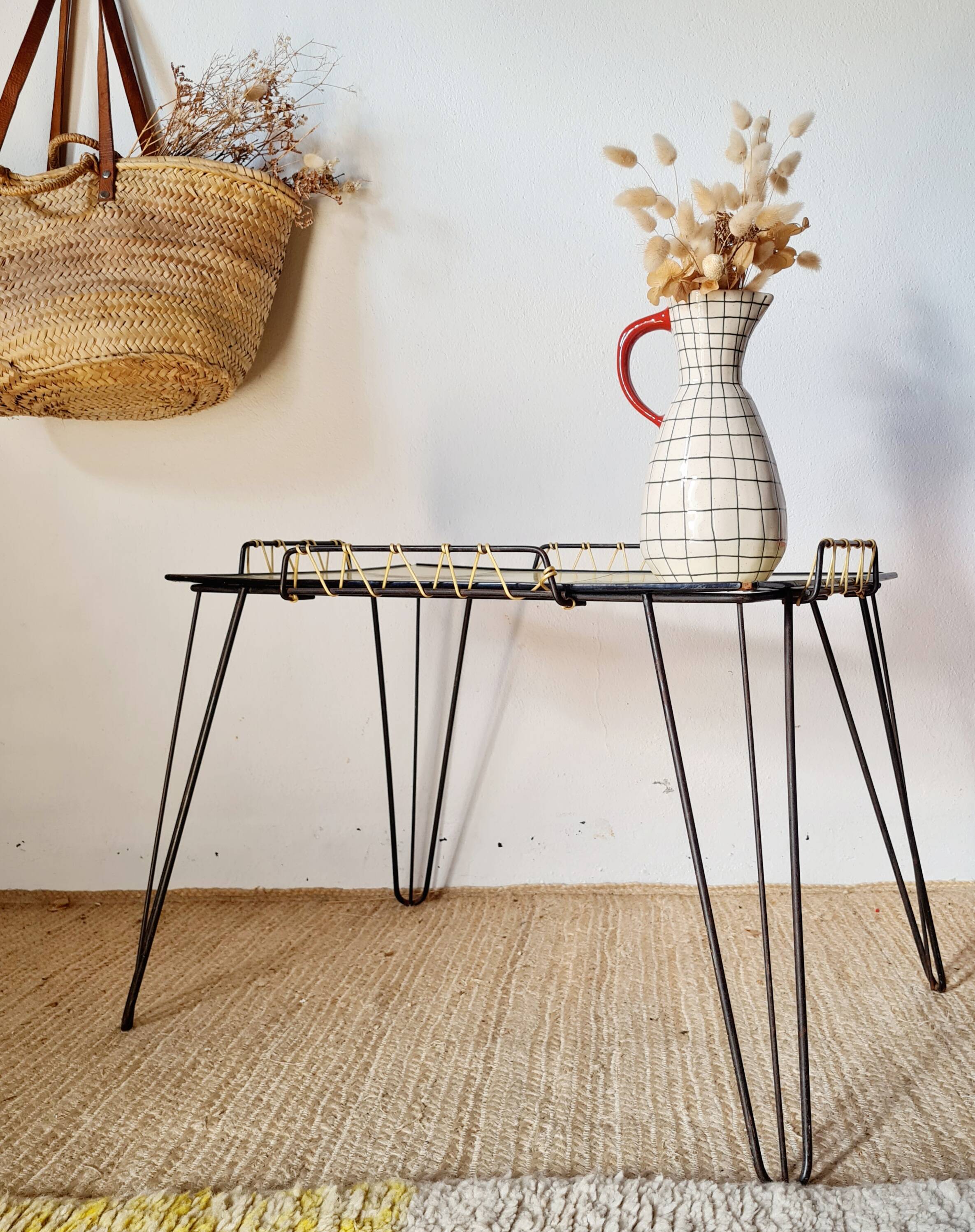 Table basse d'appoint en métal noir et scoubidou, années 50