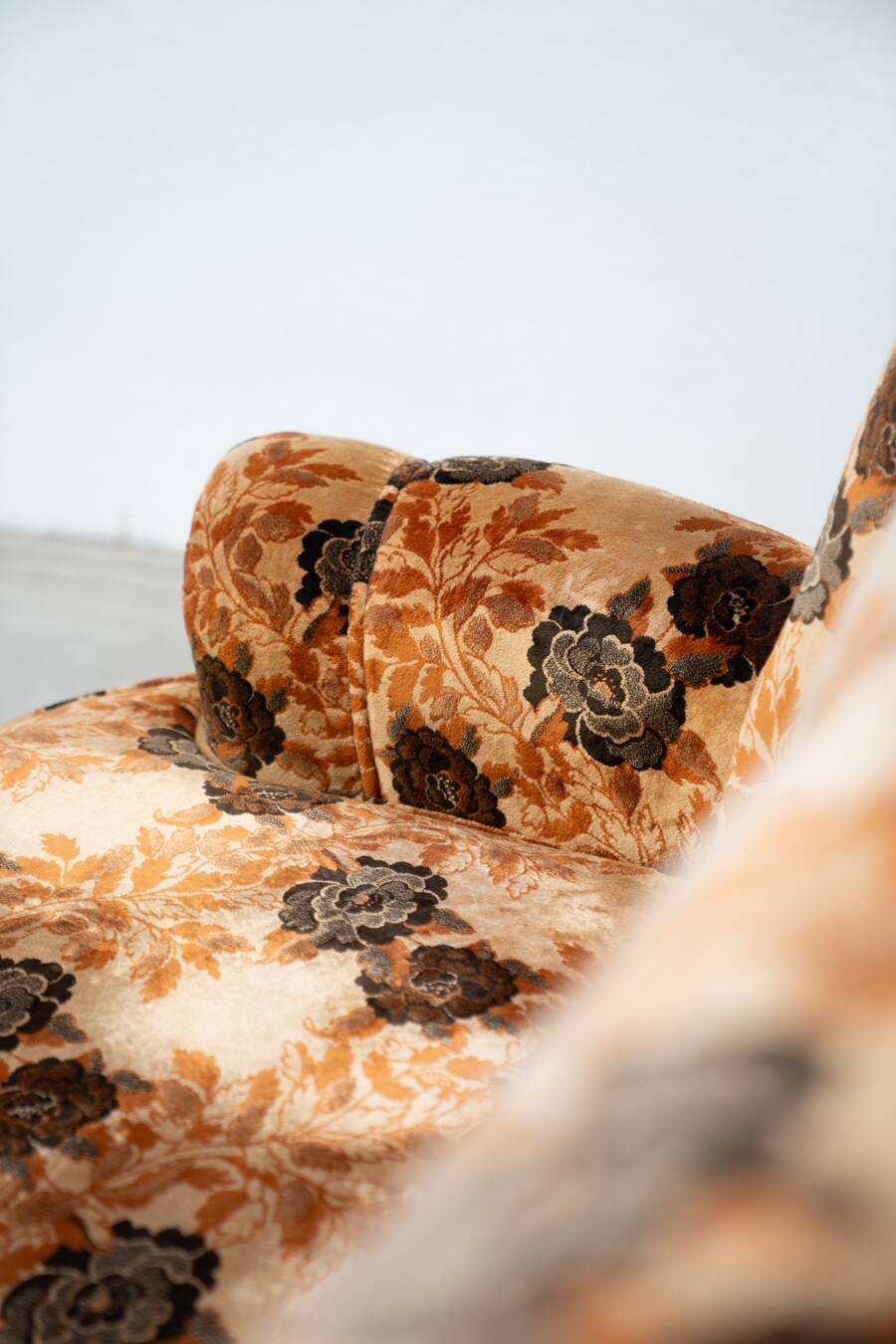 Living room composed of a 3-seater sofa and 2 armchairs, baroque style from the 1970s.