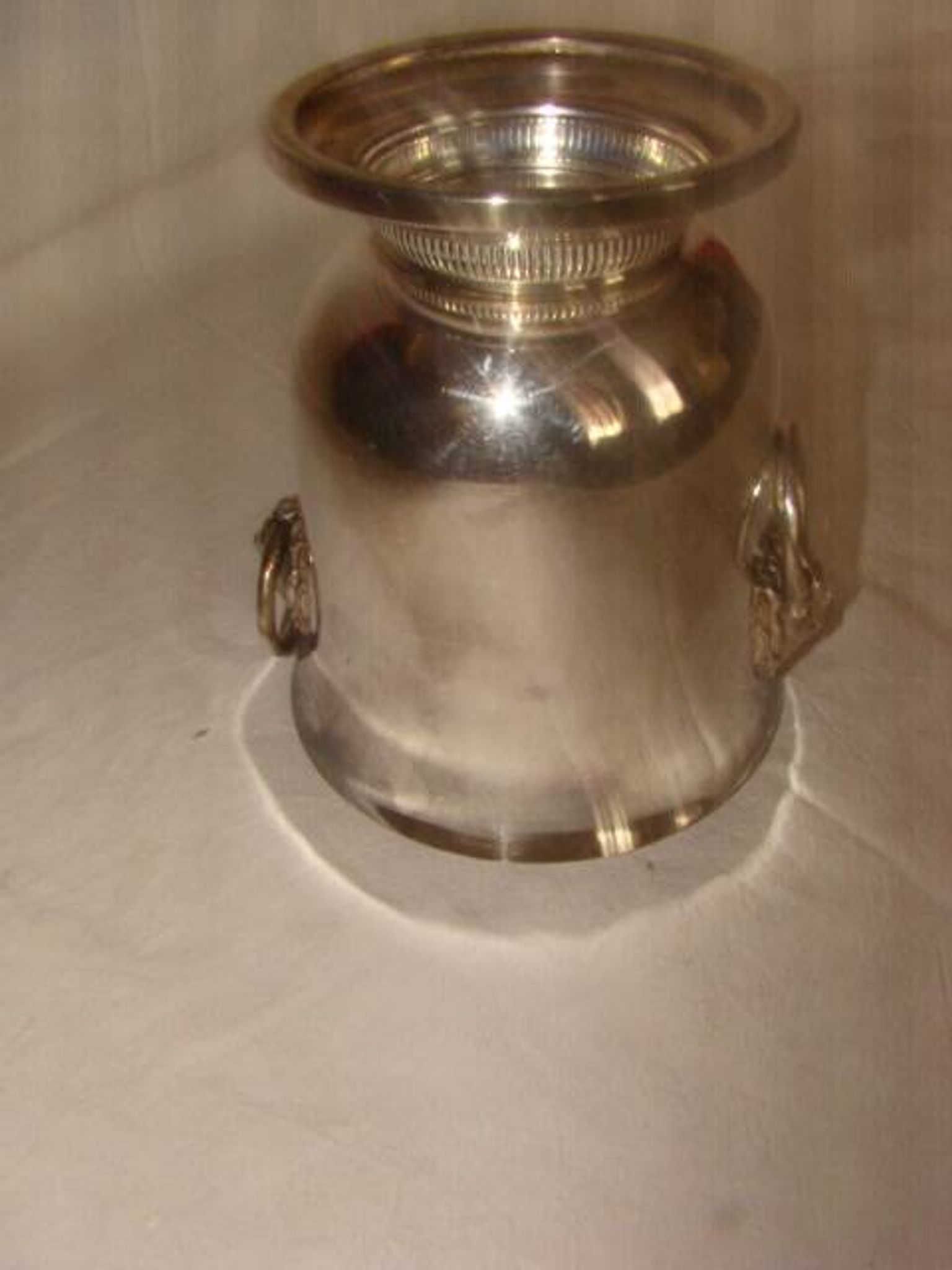 silver-plated ice bucket "with lion heads" from the 1970s