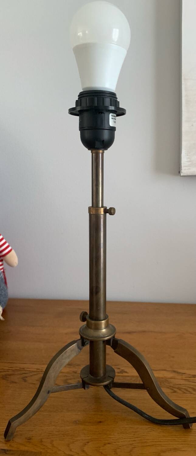 Adjustable table lamp – Tripod base in brass metal – Industrial style