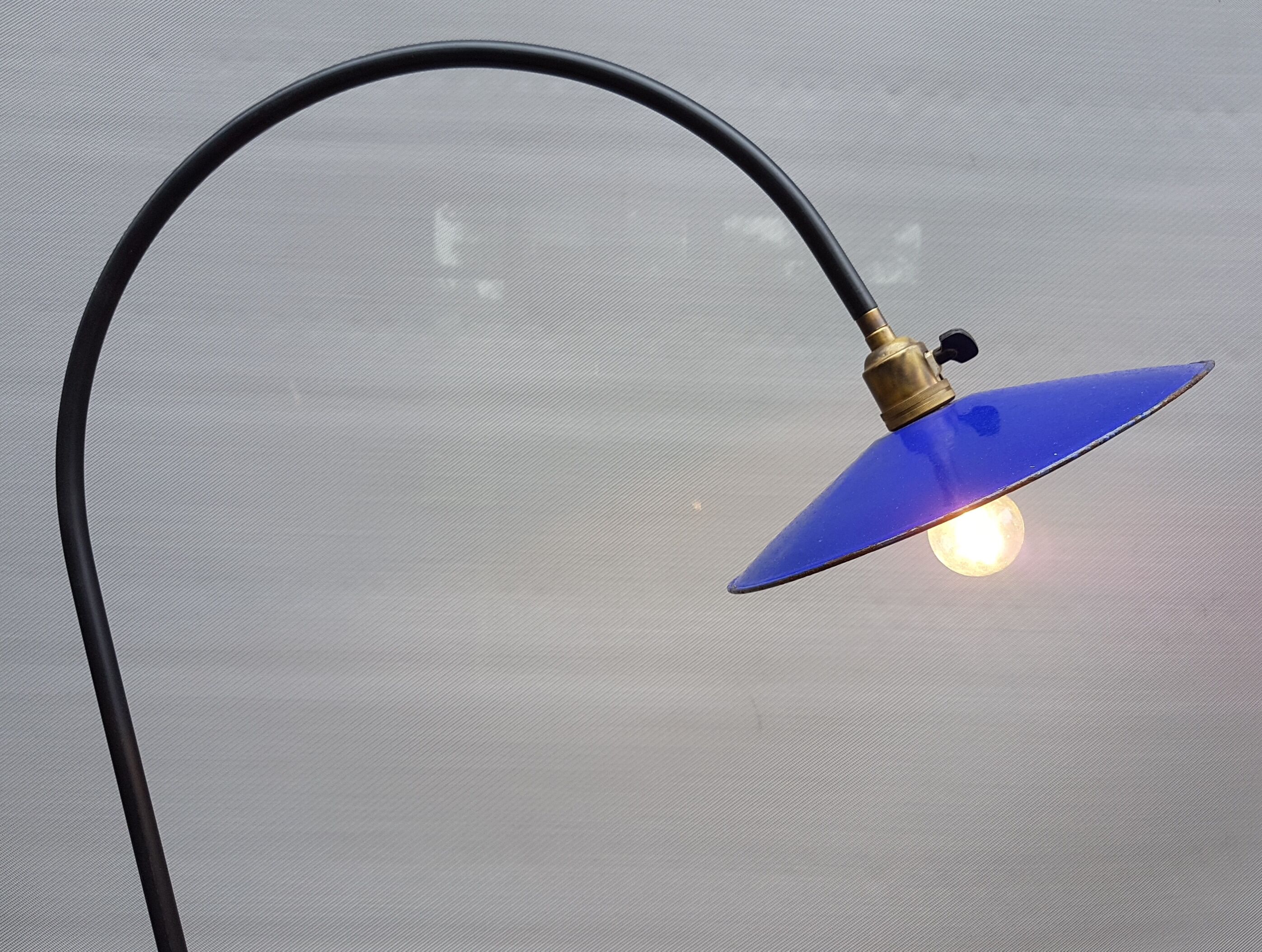 Tripod lamppost with deported tablet