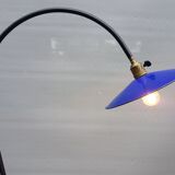 Tripod lamppost with deported tablet