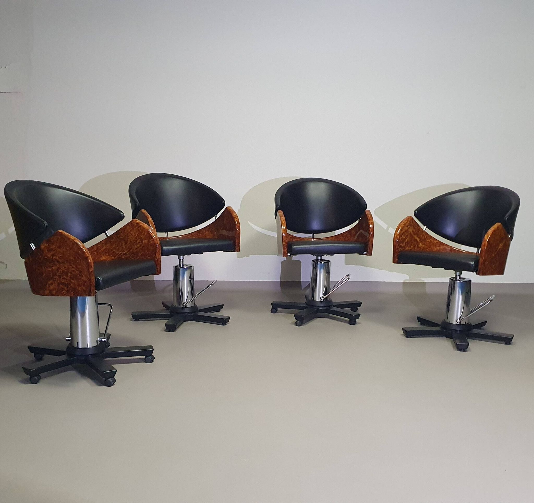 4 chaises de barbier italiennes des années 80, réglables en hauteur