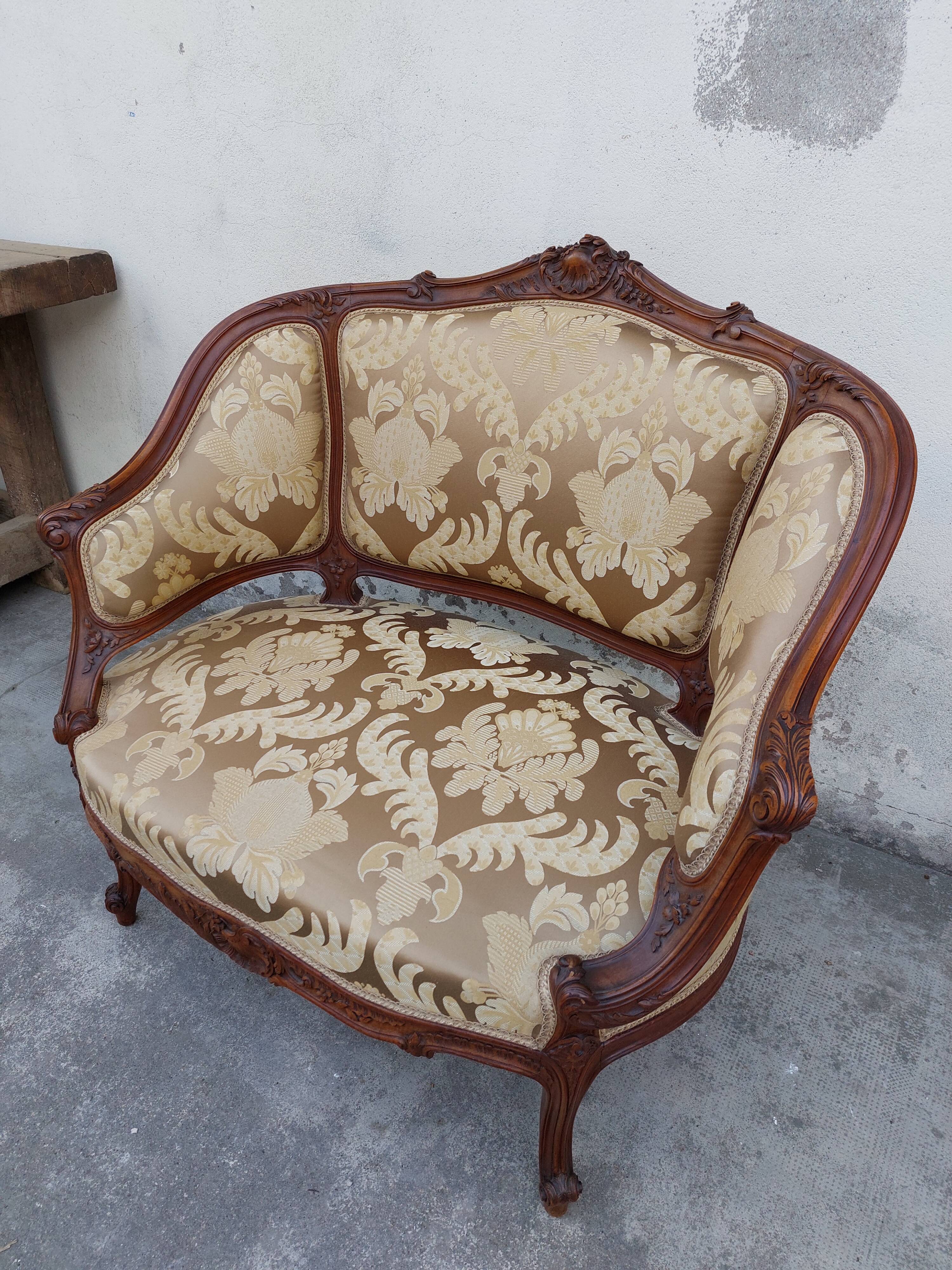 Fauteuil bergère louis XV en Noyer sculpté