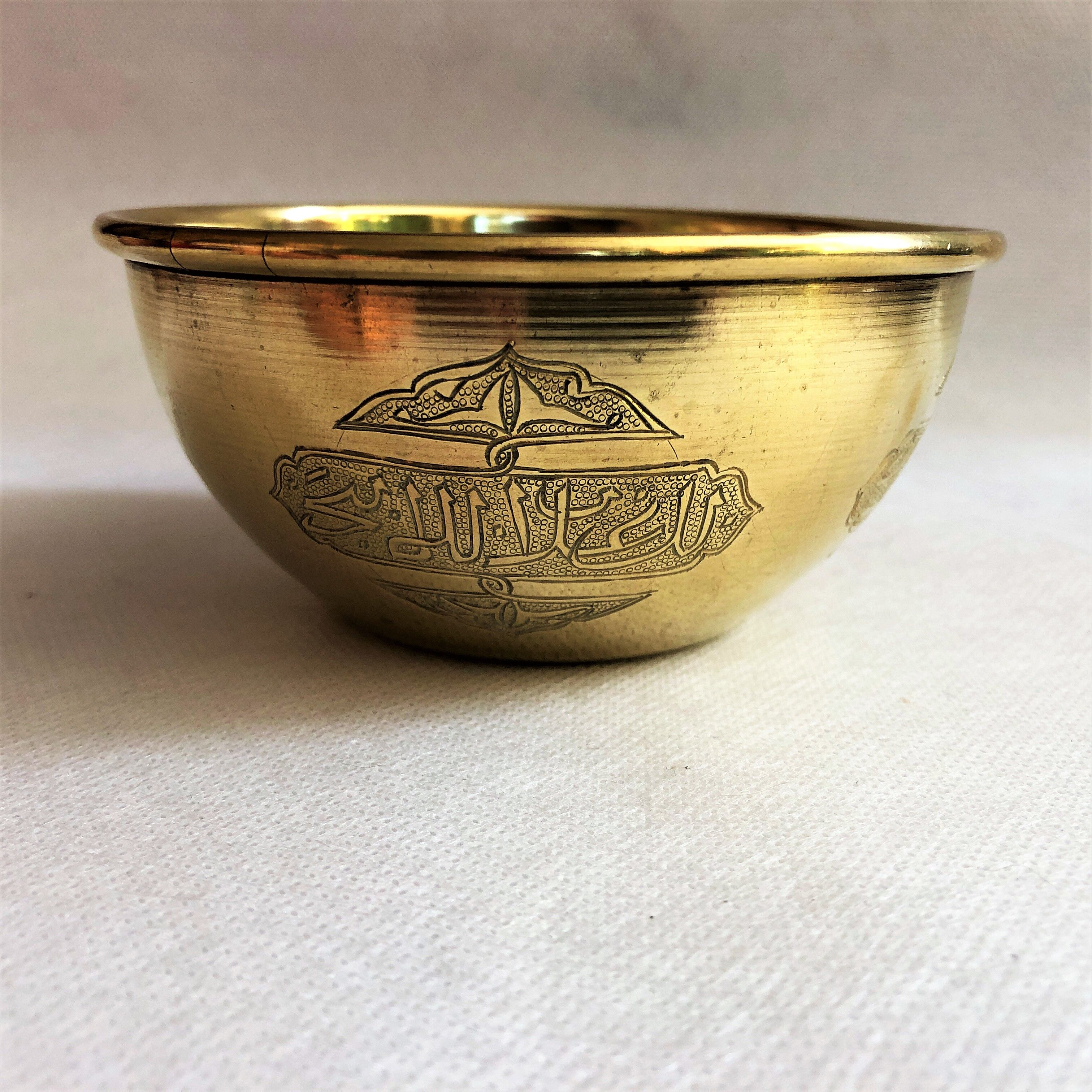 Set of 3 bowls in orient chiseled brass