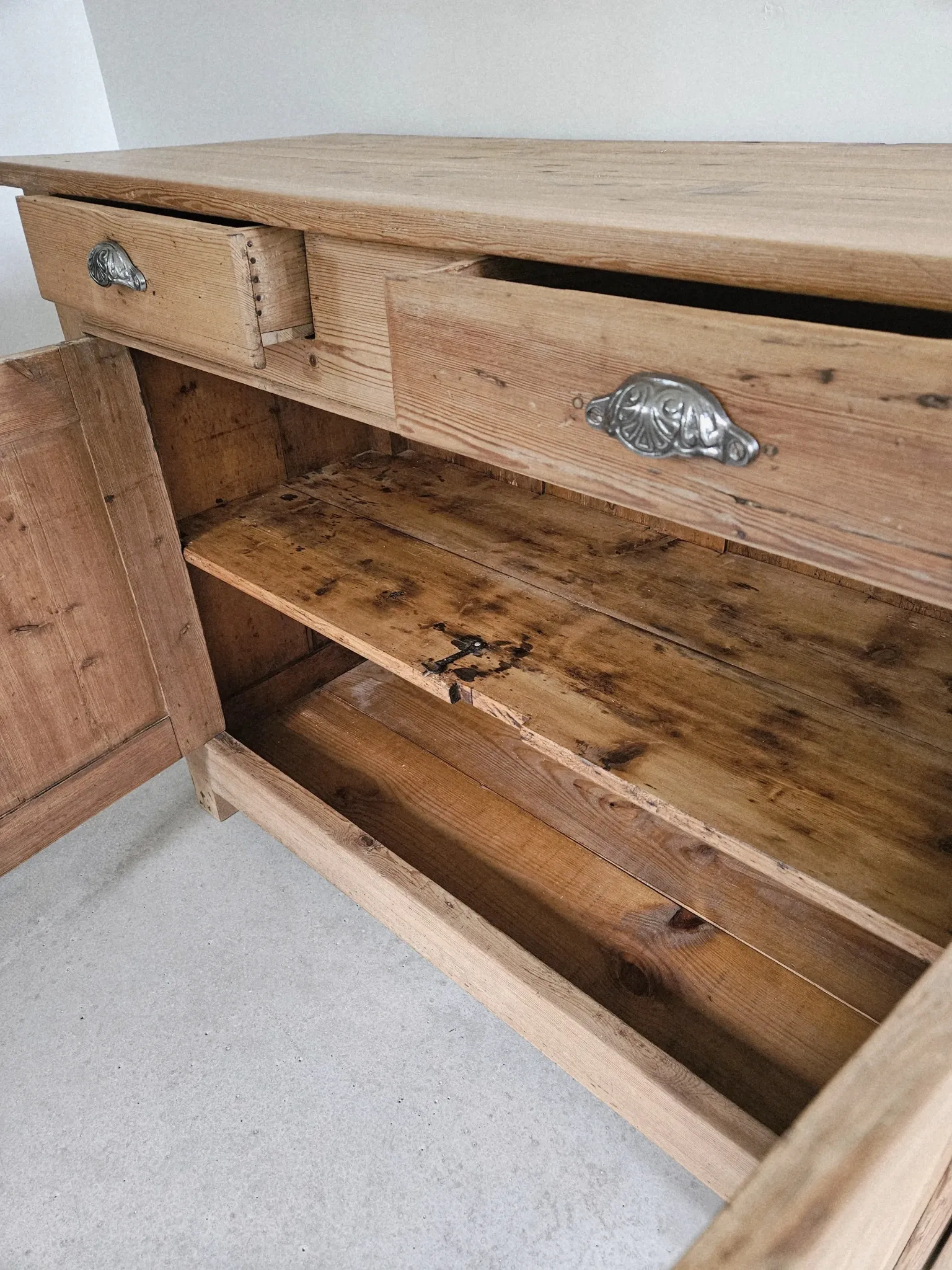 Bahut, buffet bas ancien pitchpin massif brut