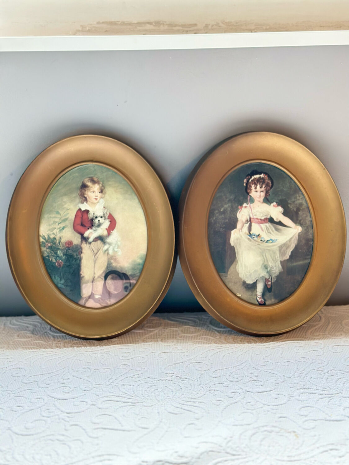 Set of 2 oval paintings