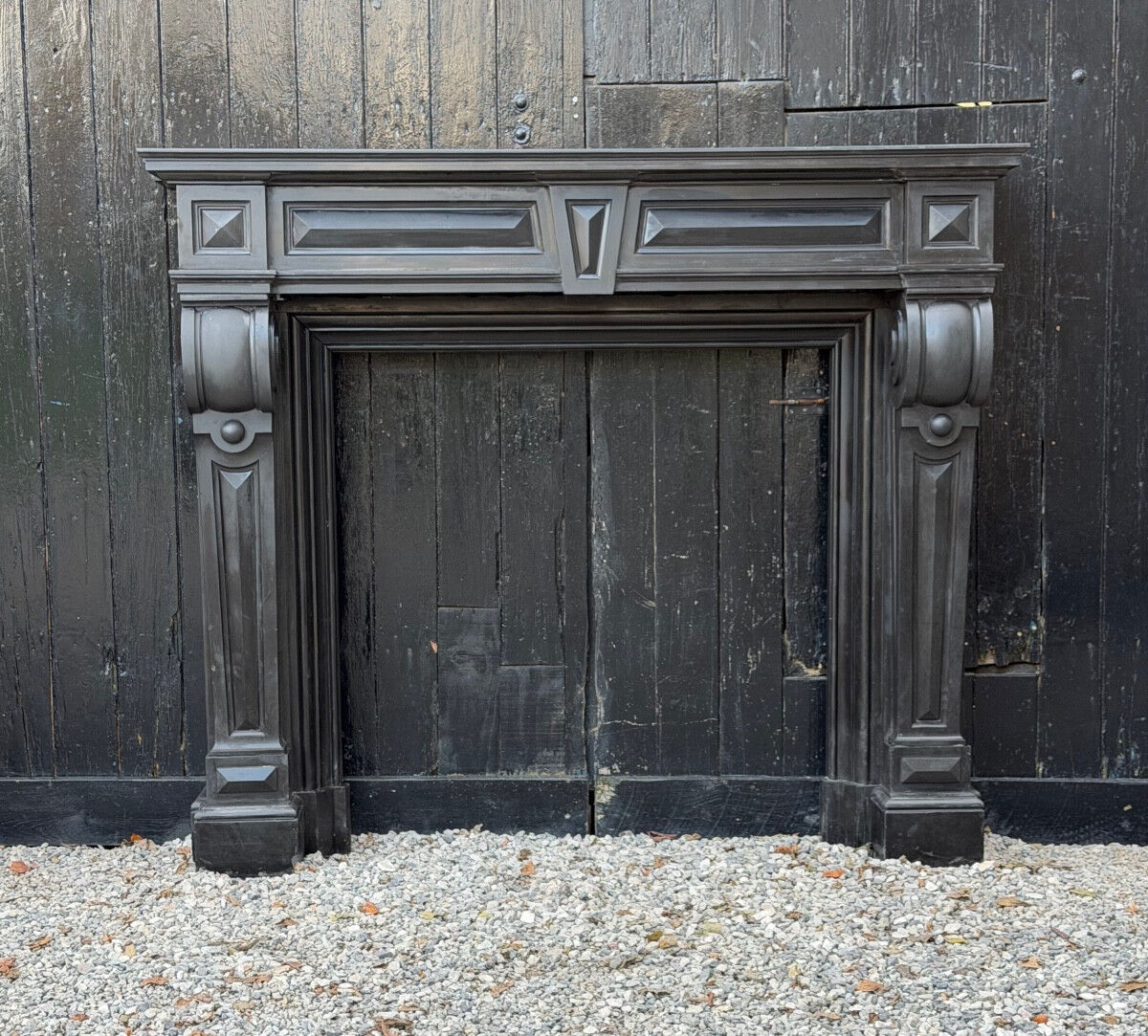 Grande cheminée Napoléon III en marbre noir de Belgique, vers 1880