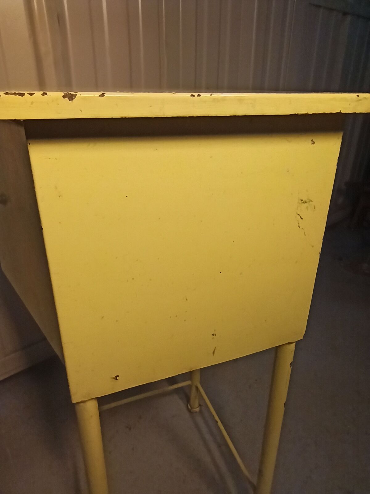Meuble atelier métallique industriel une porte jaune