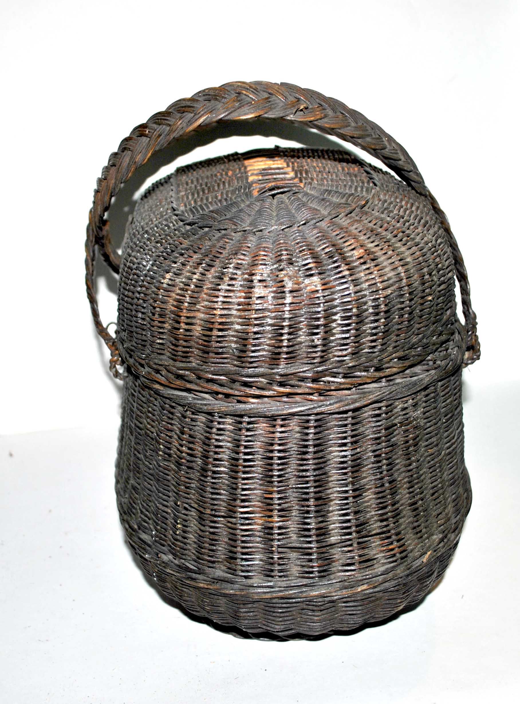 Panier couvert en osier noir 1900 - panier bressan de marché