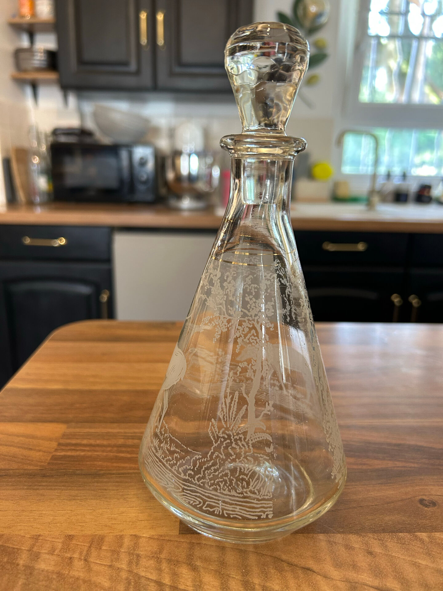 Petite carafe vintage en verre gravé – décor cerf et forêt