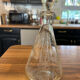 Petite carafe vintage en verre gravé – décor cerf et forêt