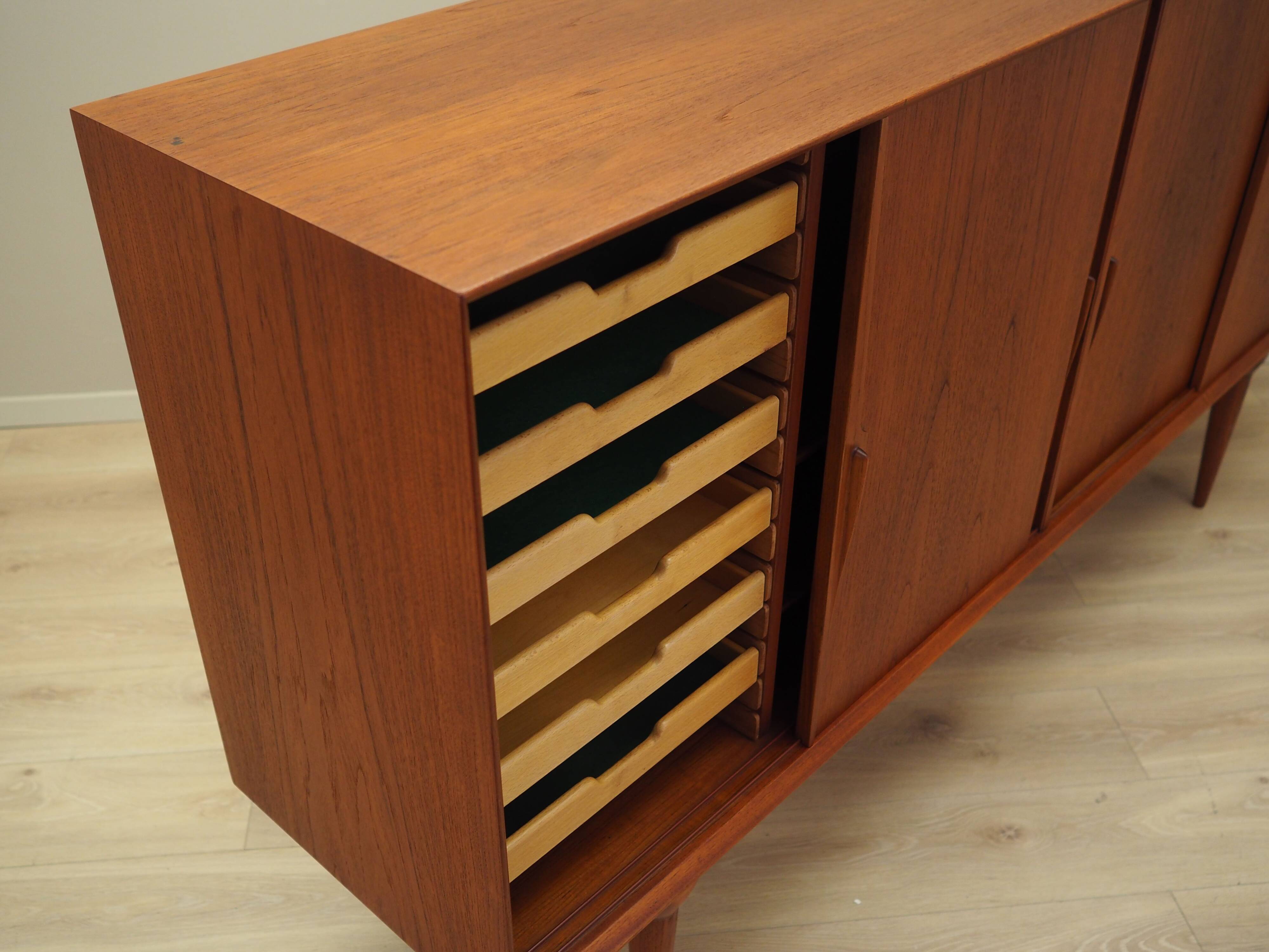 Buffet haut en teck, design danois, années 1970, fabriqué par Omann Jun
