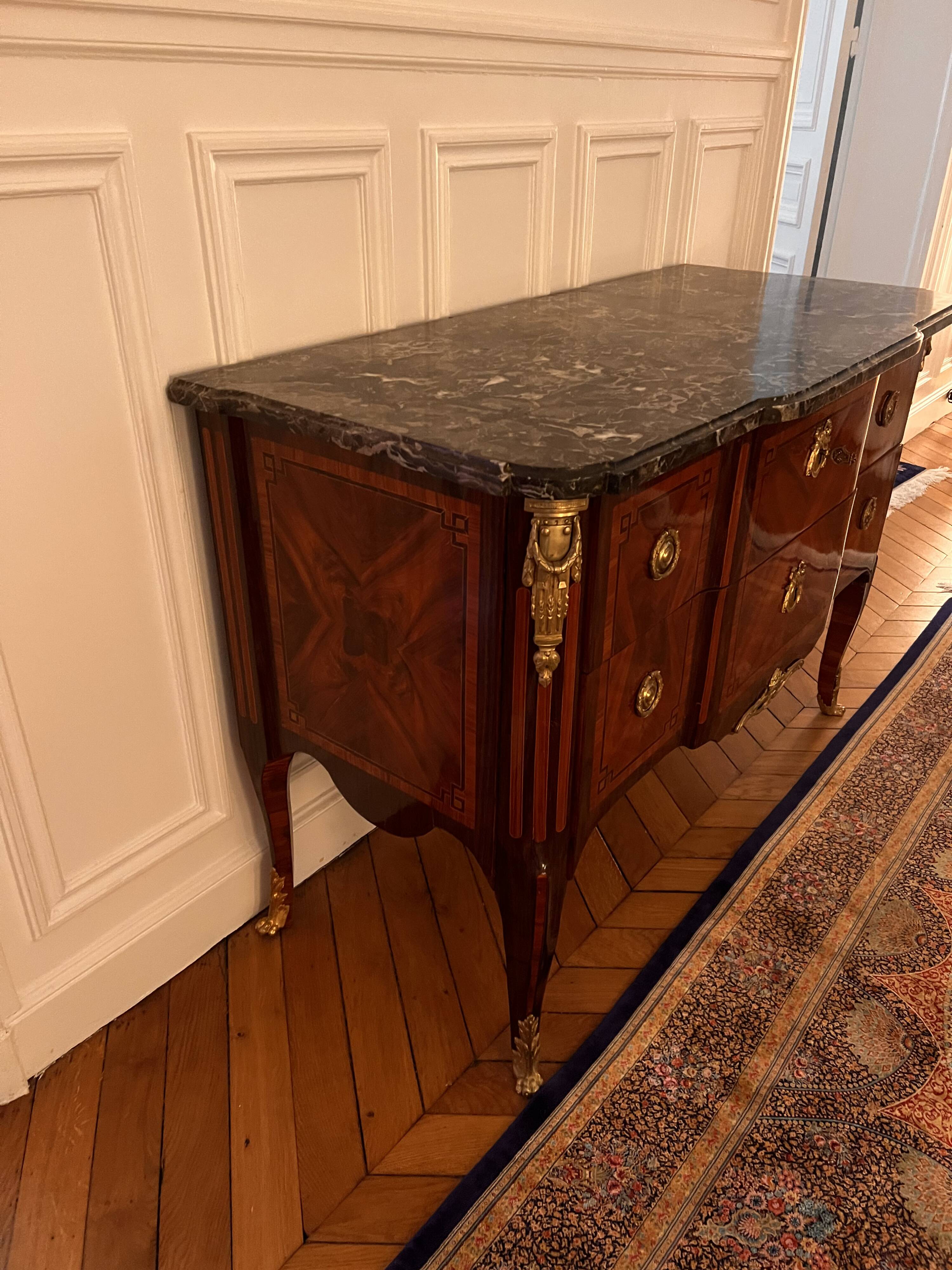 18th-century commode in rosewood and amaranth veneer from Fontainebleau.