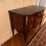 18th-century commode in rosewood and amaranth veneer from Fontainebleau.