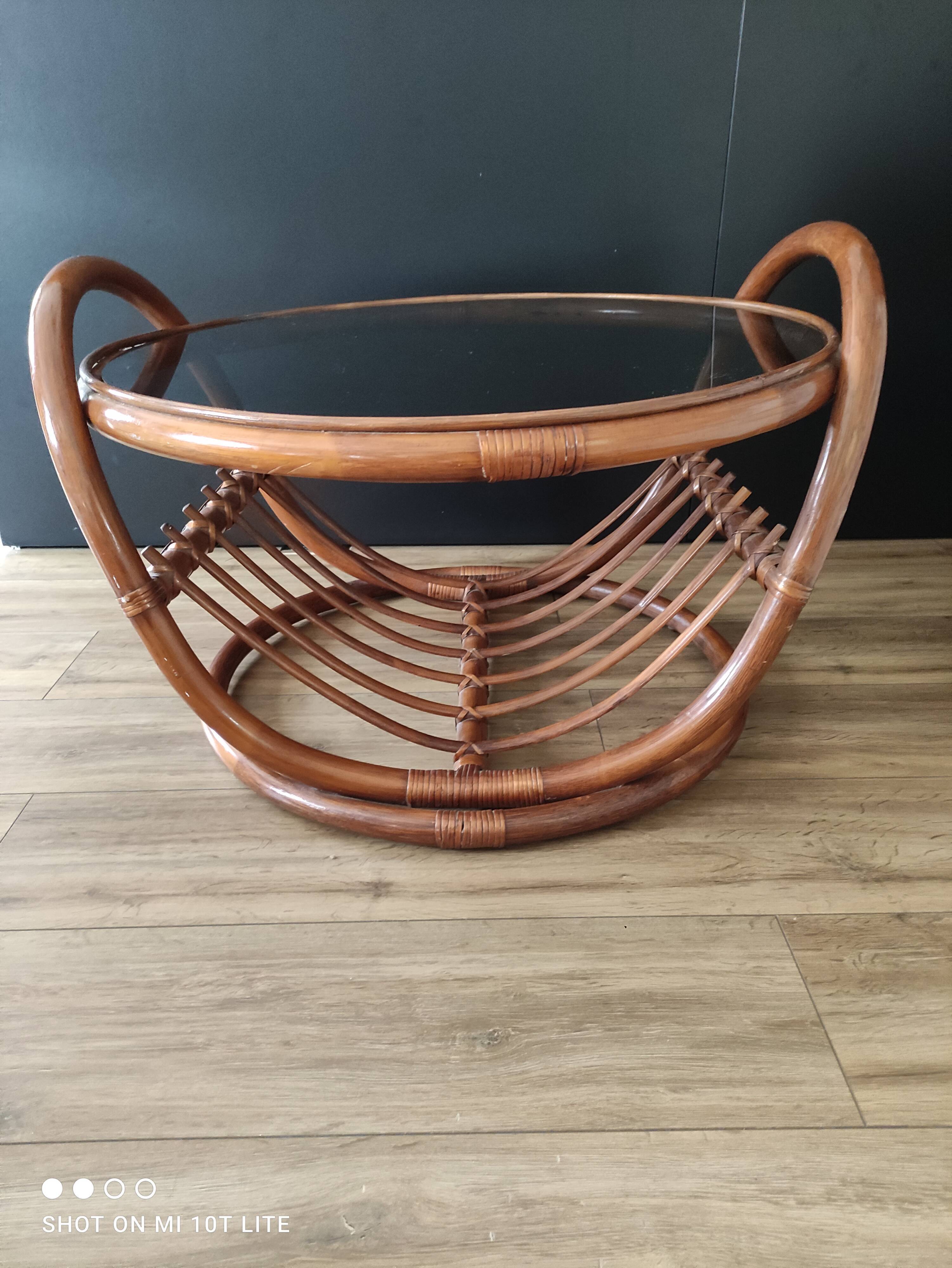 Grande table basse ronde vintage en rotin et verre fumé