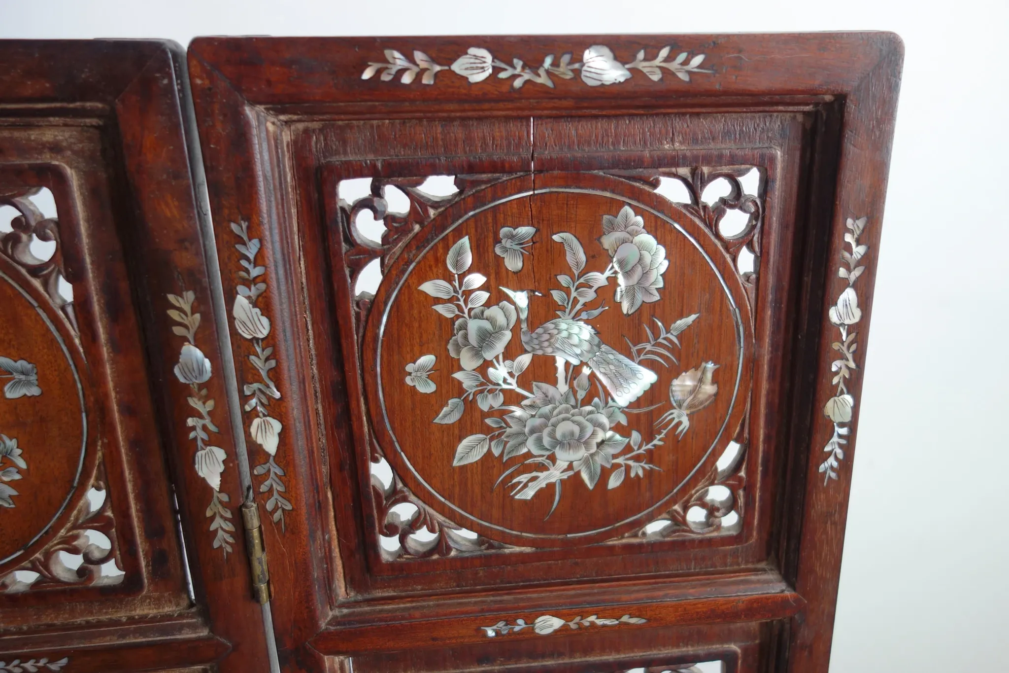 Asian screen in carved wood and mother-of-pearl marquetry.