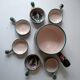 Lot service à fondue Vallauris 1 grand caquelon et 6 petits caquelons décor chardon gris, bleu, vert
