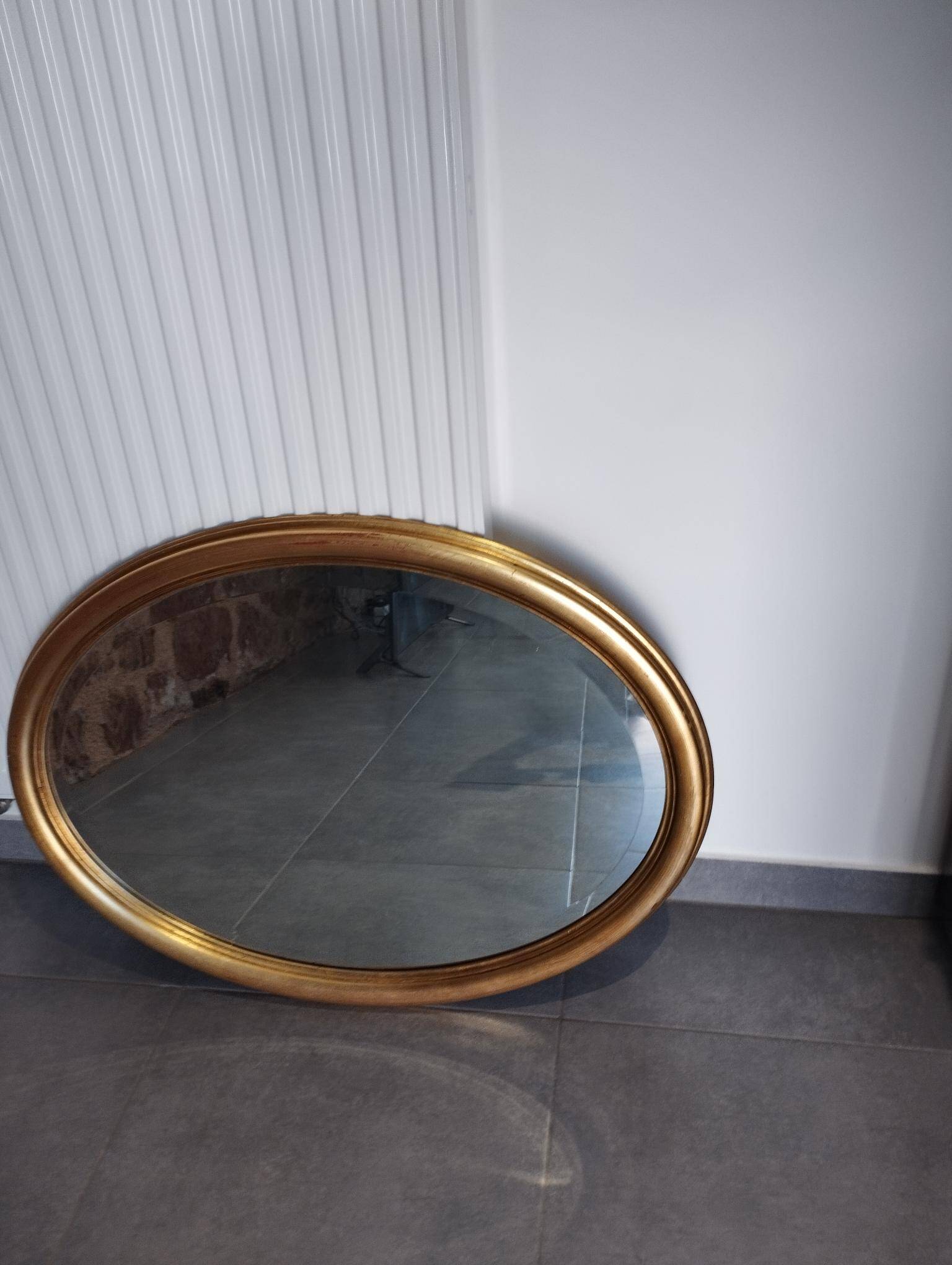 Grand et élégant miroir doré ovale avec sa glace biseauté