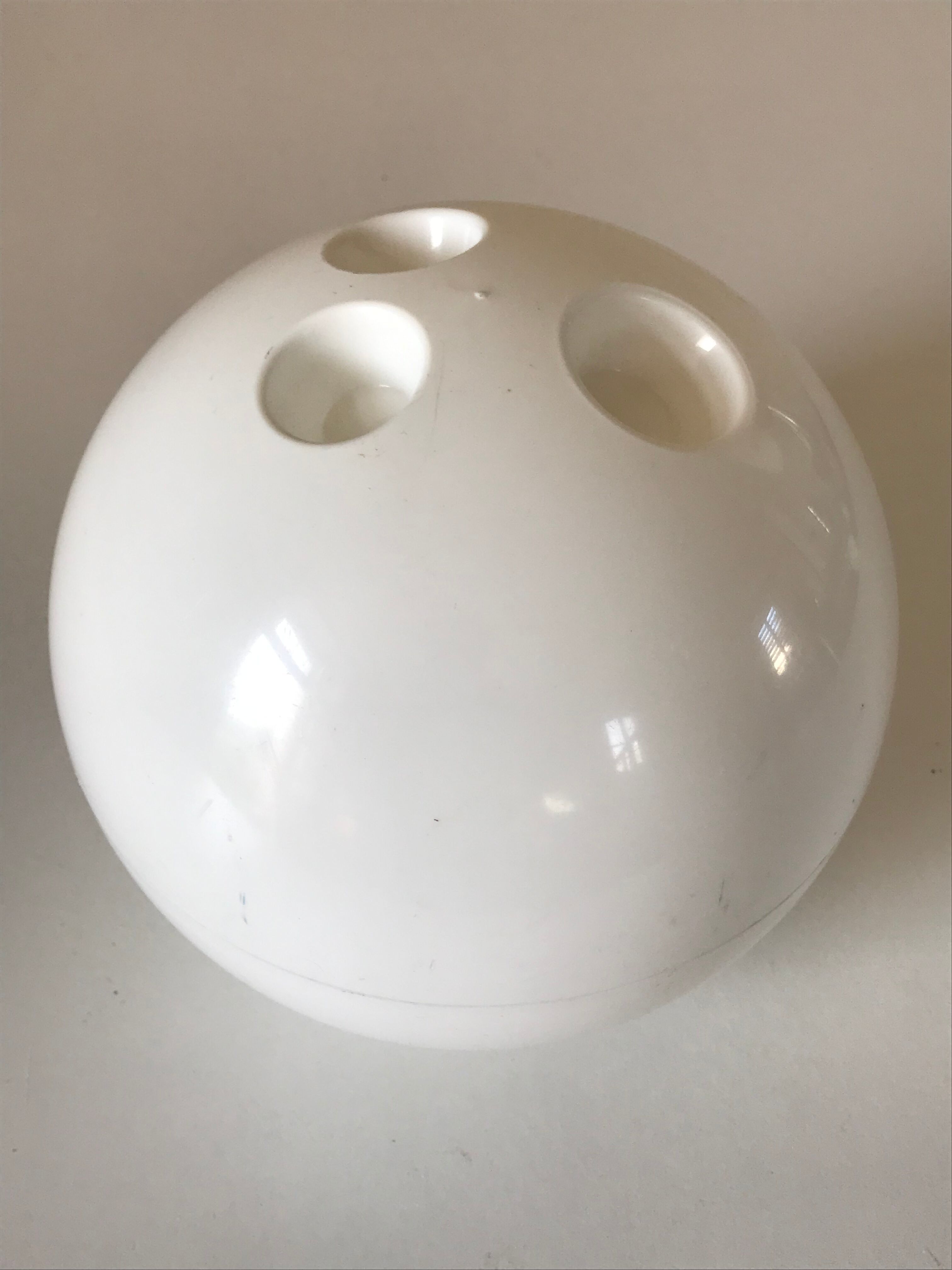 Bac à glaçons boule de bowling blanche design annees 70