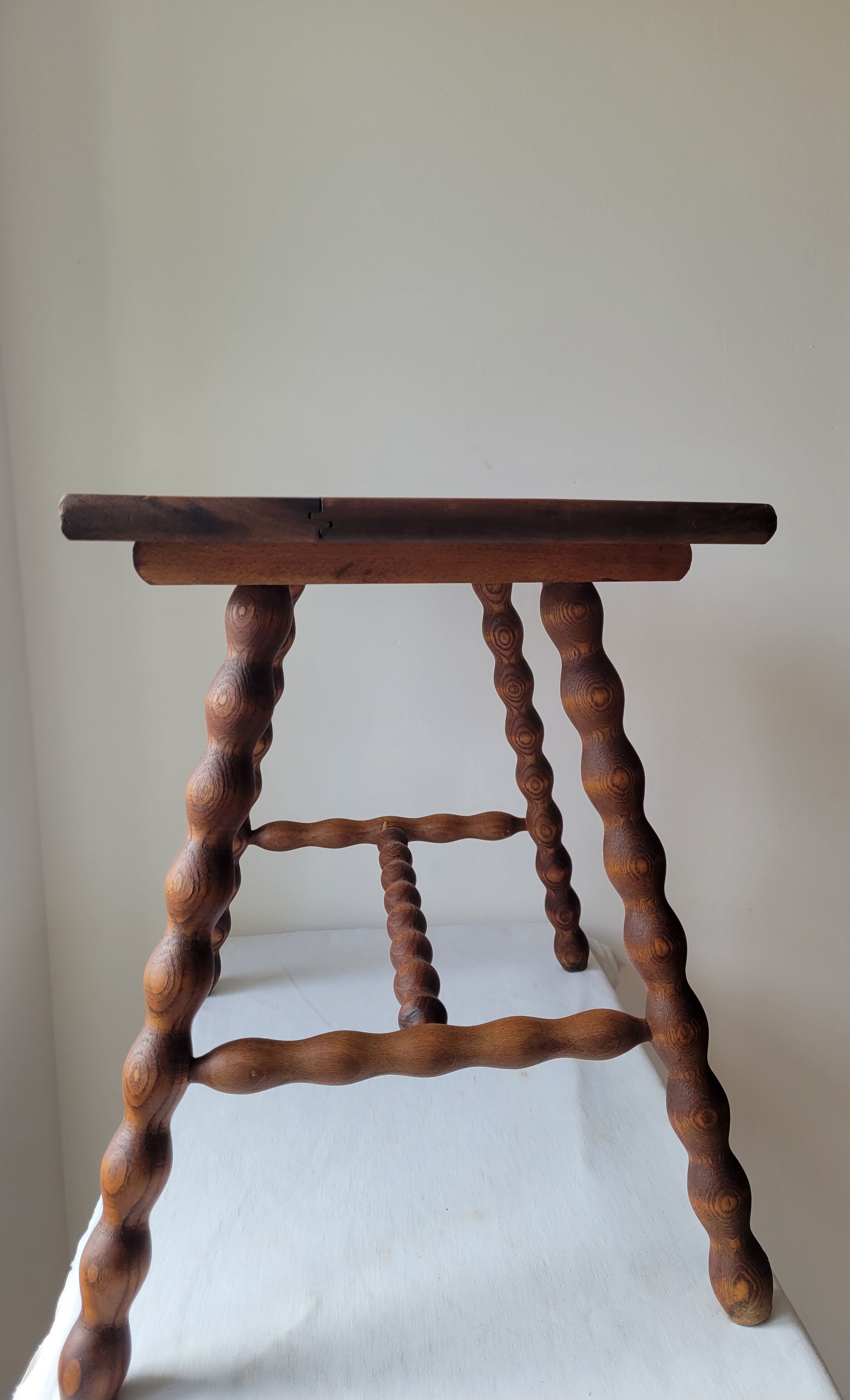Table basse brutaliste pieds torsadés