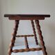 Table basse brutaliste pieds torsadés