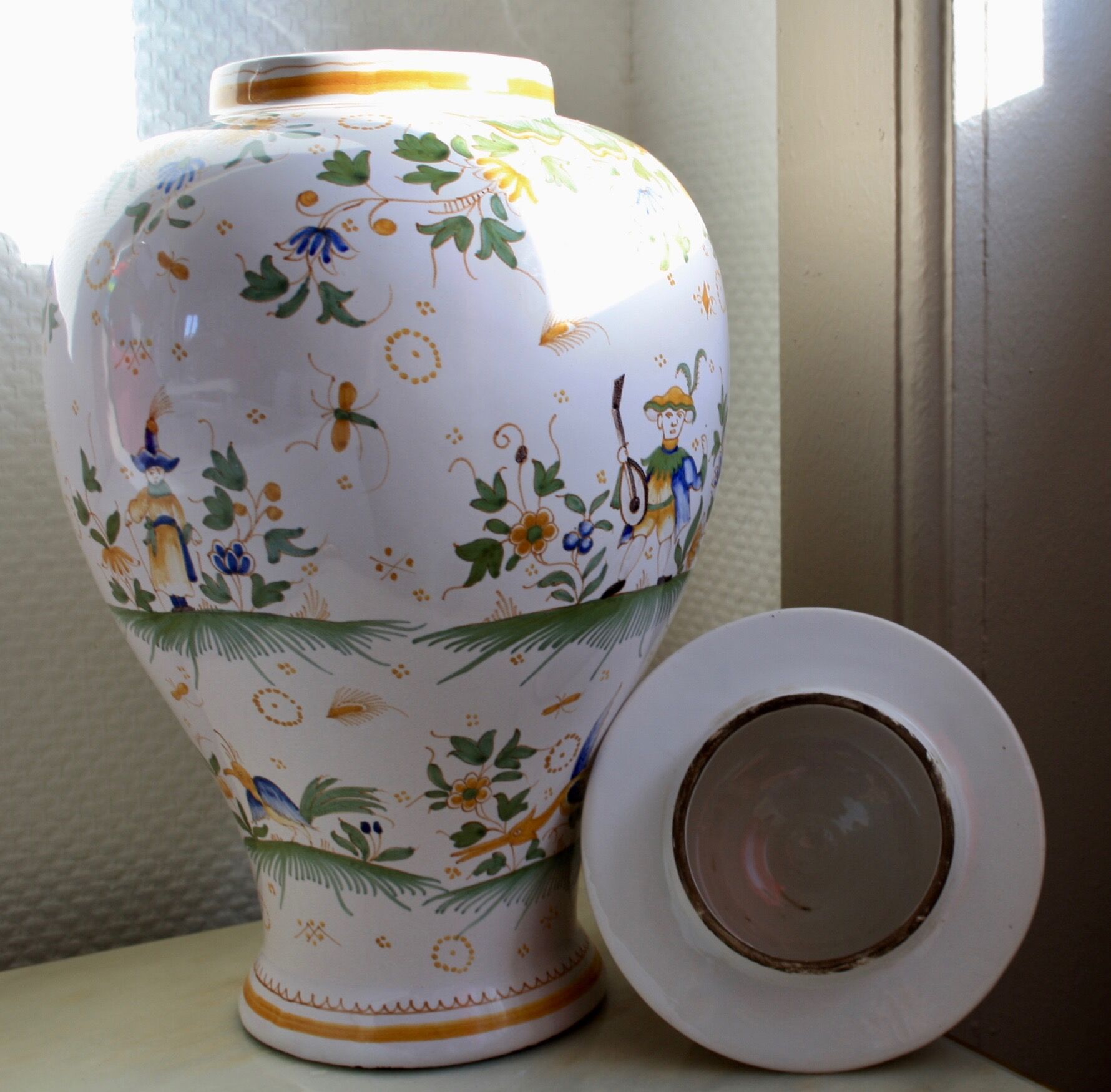 Signed vase or Pot Moustiers