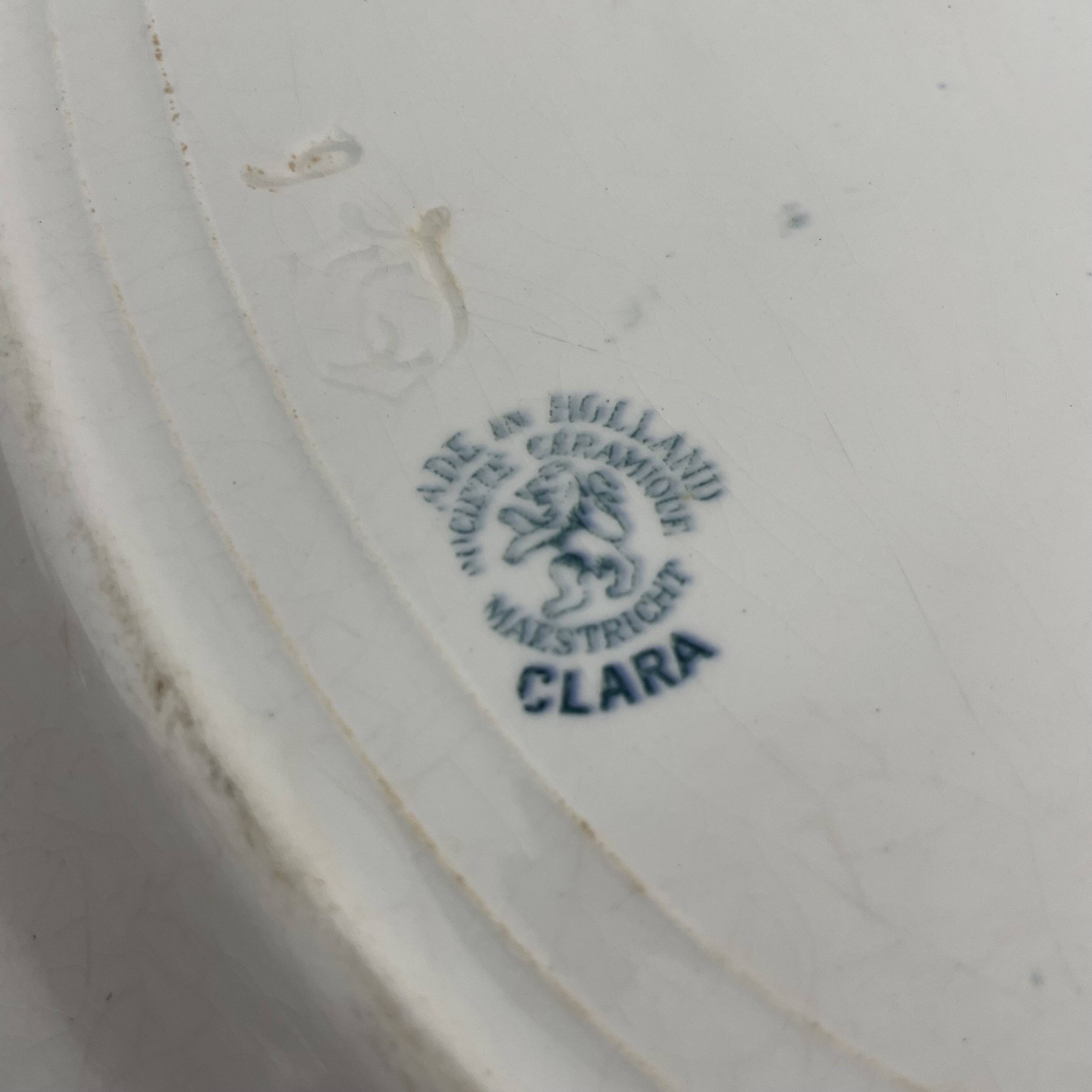 32 cm oval dish in Maastricht earthenware, Clara model
