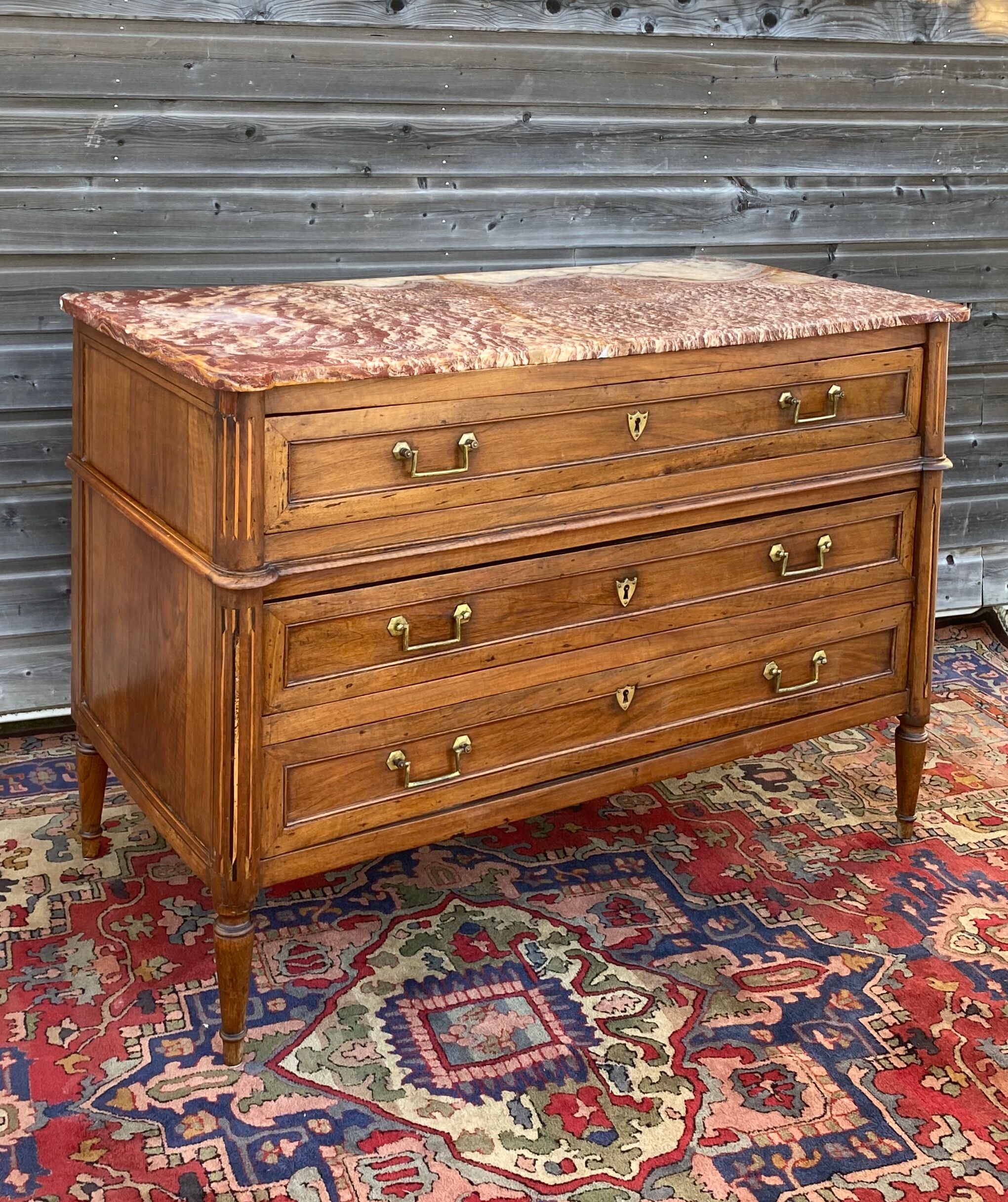 Chest of drawers In Walnut From the 18th century Louis XVII