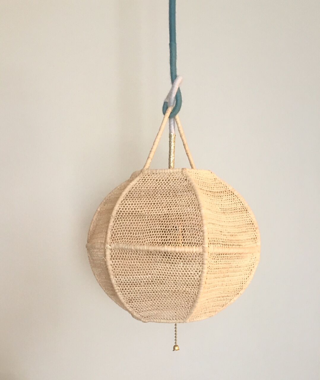 Hanging lamp in raffia